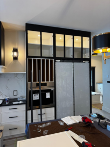 An integrated refrigerator installed in a cabinet without a cabinet door pannel