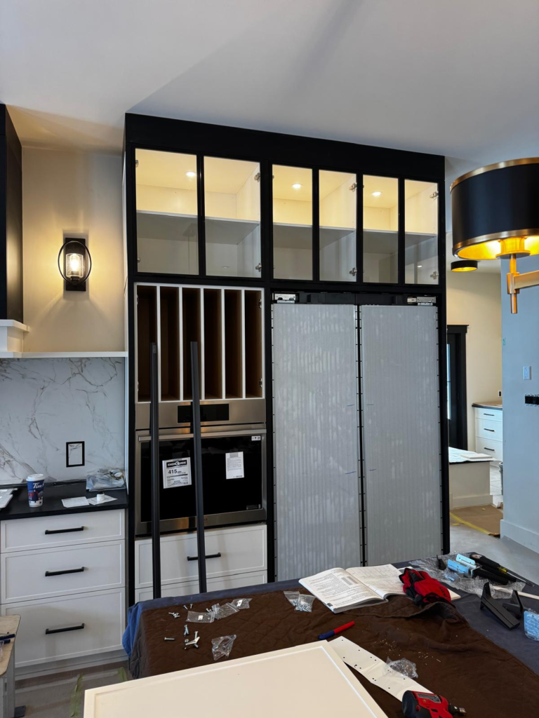 An integrated refrigerator installed in a cabinet without a cabinet door pannel